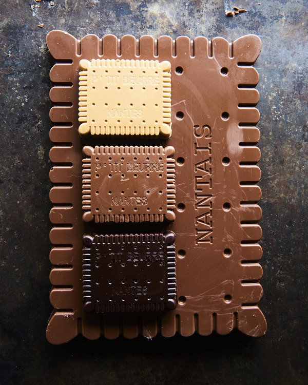Photo de trois P’tit Beurre Guerlais sur un Grand Beurre chocolat au lait