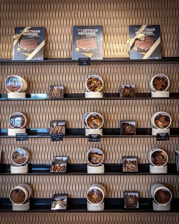 Photo d’un rayon d’une boutique Guerlais avec la gamme de confiseries au chocolat Choco’Box