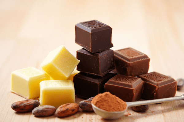 Photo représentant des cubes de chocolat noir, blanc et au lait