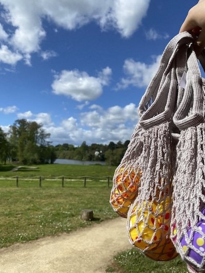 image d’un enfant en train de chercher des chocolats dans le jardin pour Pâques